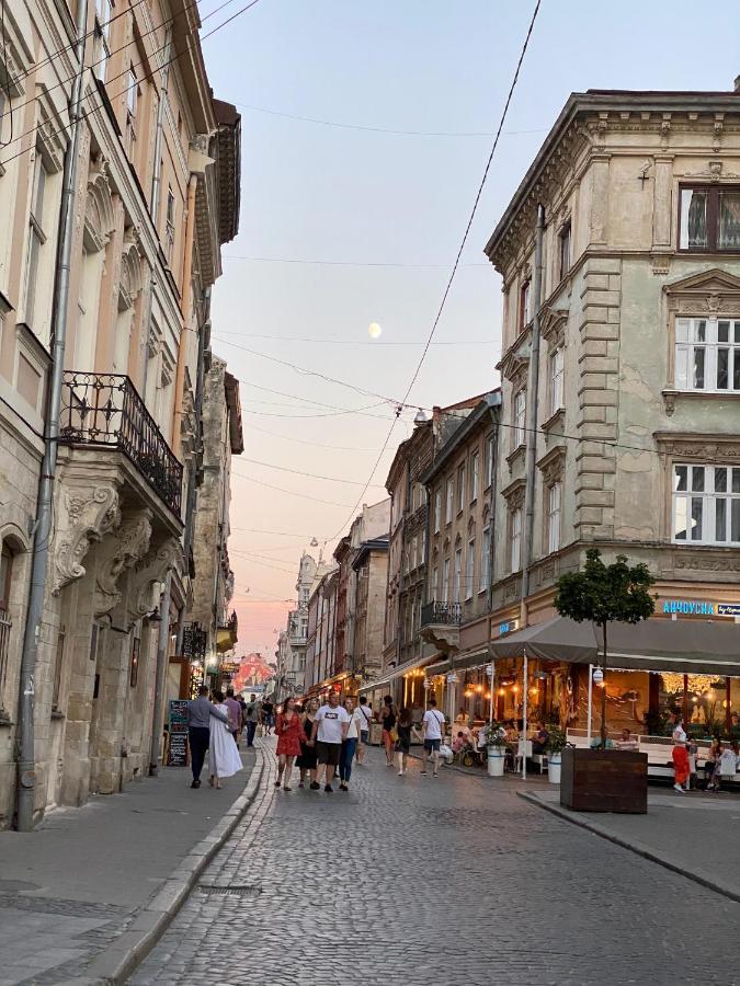 В Центрі Біля Ратуші Вулиця Площа Ринок 11 Lviv Dış mekan fotoğraf